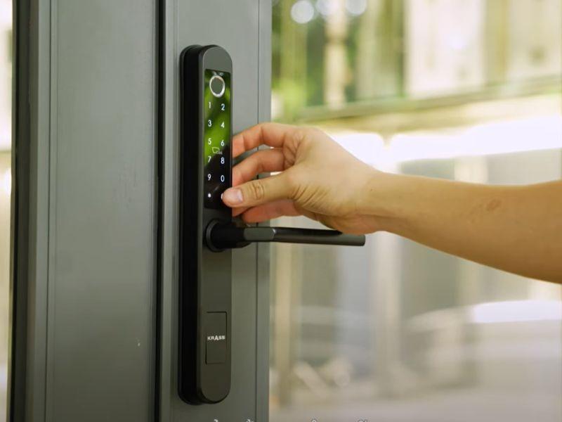 Cách Cài Đặt Khoá Cửa Vân Tay Chi Tiết Từ A–Z | MasterHome